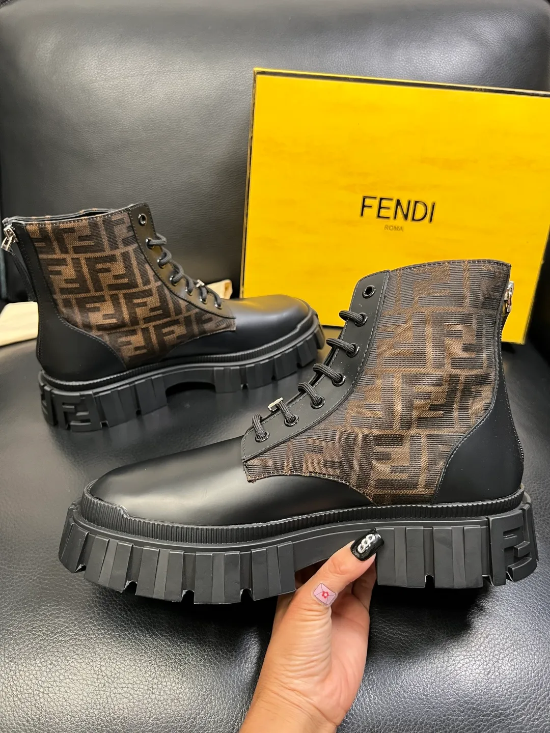 Men's shoes 💰900 FENDI High-quality top craftsmanship, Fendi boots high-top counter synchronization, original factory configuration imported Italian cowhide fly-knit fabric, imported cowhide lining, breathable and comfortable, soles: original soles specially provided by the original factory, original factory and single goods are welcome to compare, code number 39-44 (customized 38 45)
